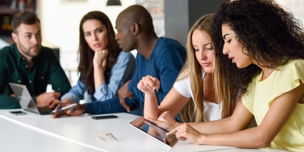 groupe-multiethnique-de-jeunes-etudiant-avec-un-ordinateur-portable_1139-993